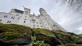 Blick von unten auf ein hoch aufragendes Schloss