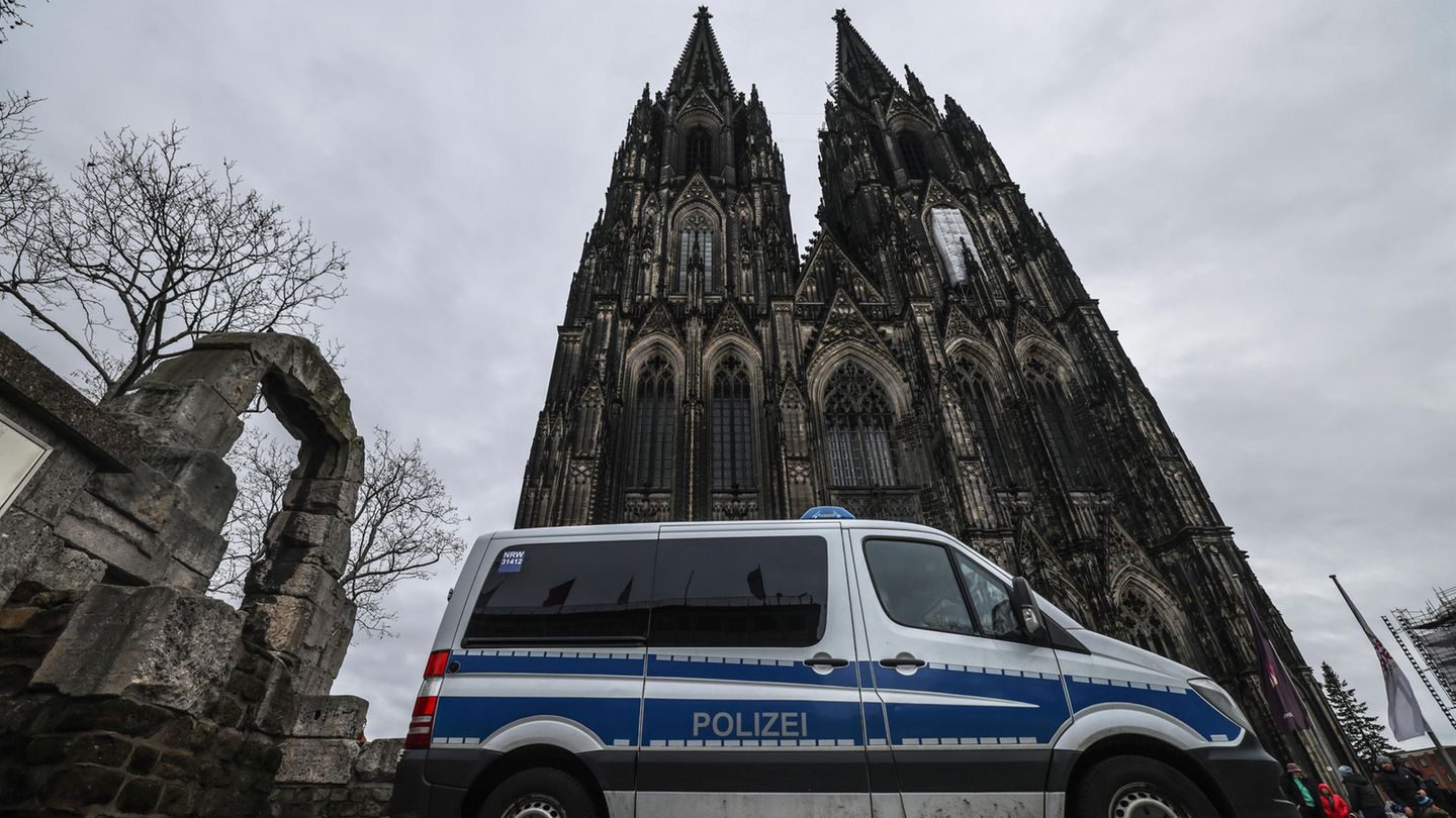 Ein Polizeifahrzeug steht vor dem Kölner Dom. Nach dem Terroralarm bleibt die Kathedrale für Besucher geschlossen