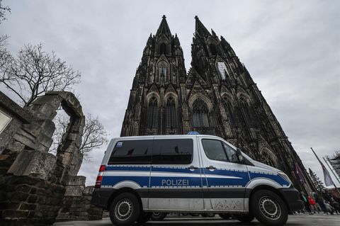 Ein Polizeifahrzeug steht vor dem Kölner Dom. Nach dem Terroralarm bleibt die Kathedrale für Besucher geschlossen