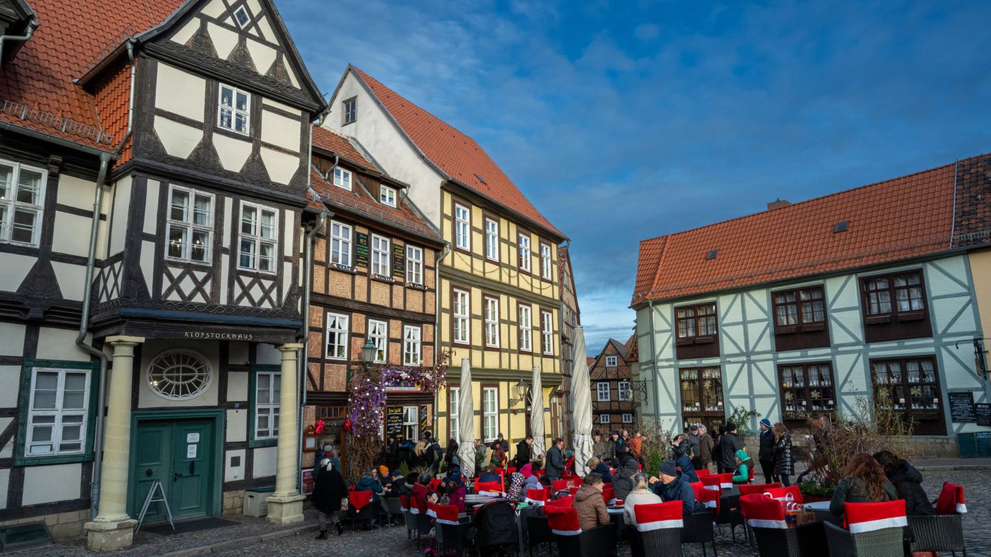 Fachwerkhäuser an einem Platz mit Tischen und Stühlen