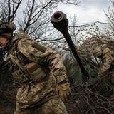 Zwei ukrainische Soldaten feuern eine D-44 Kanone ab