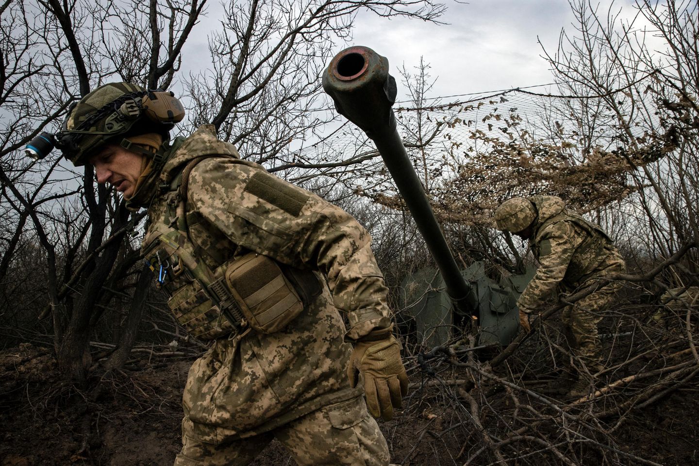 Prognosen für 2023: Lagen wir richtig? Zwei ukrainische Soldaten feuern eine D-44 Kanone ab