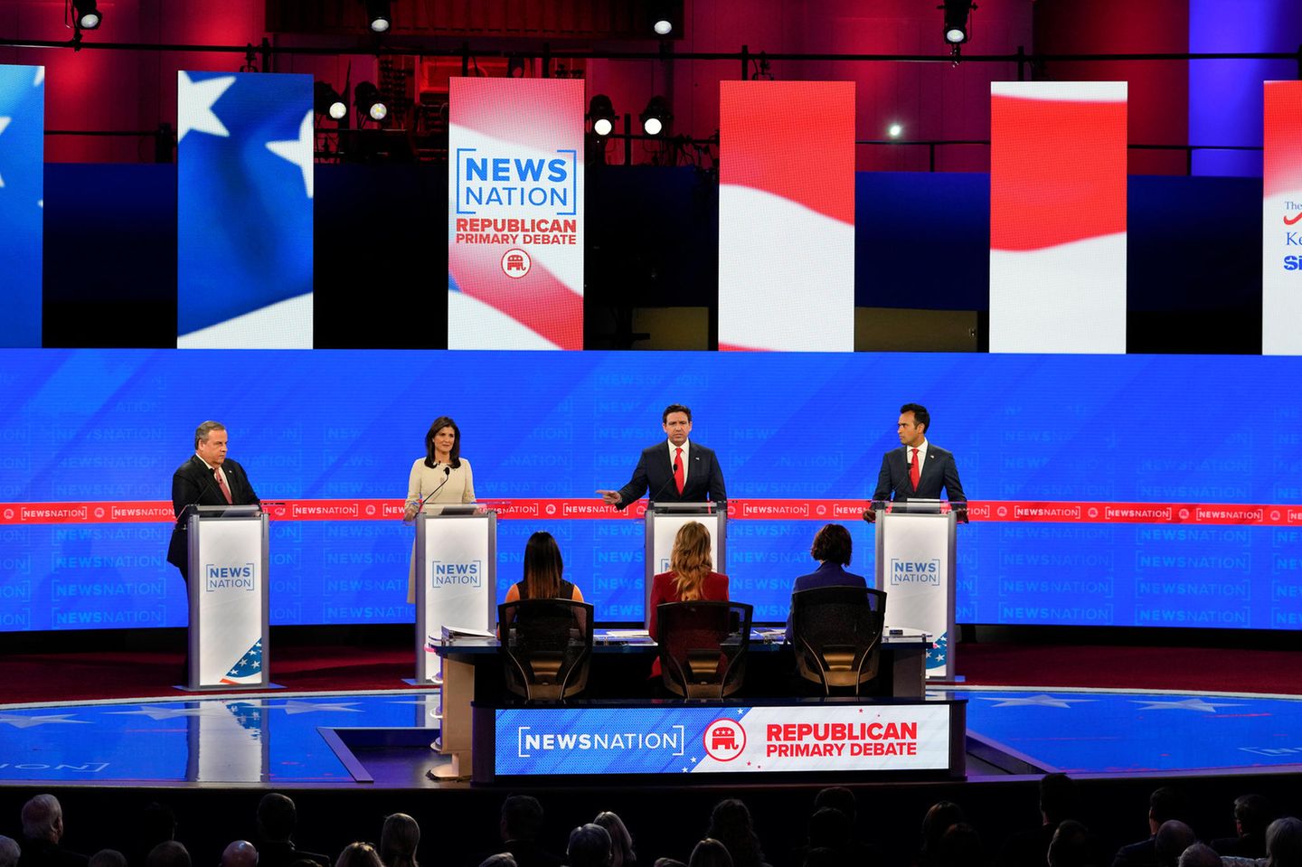 Prognosen für 2023: Lagen wir richtig? Die Republikaner Chris Christie, Nikki Haley, Ron DeSantis und Vivek Ramaswamy bei einer TV-Debatte