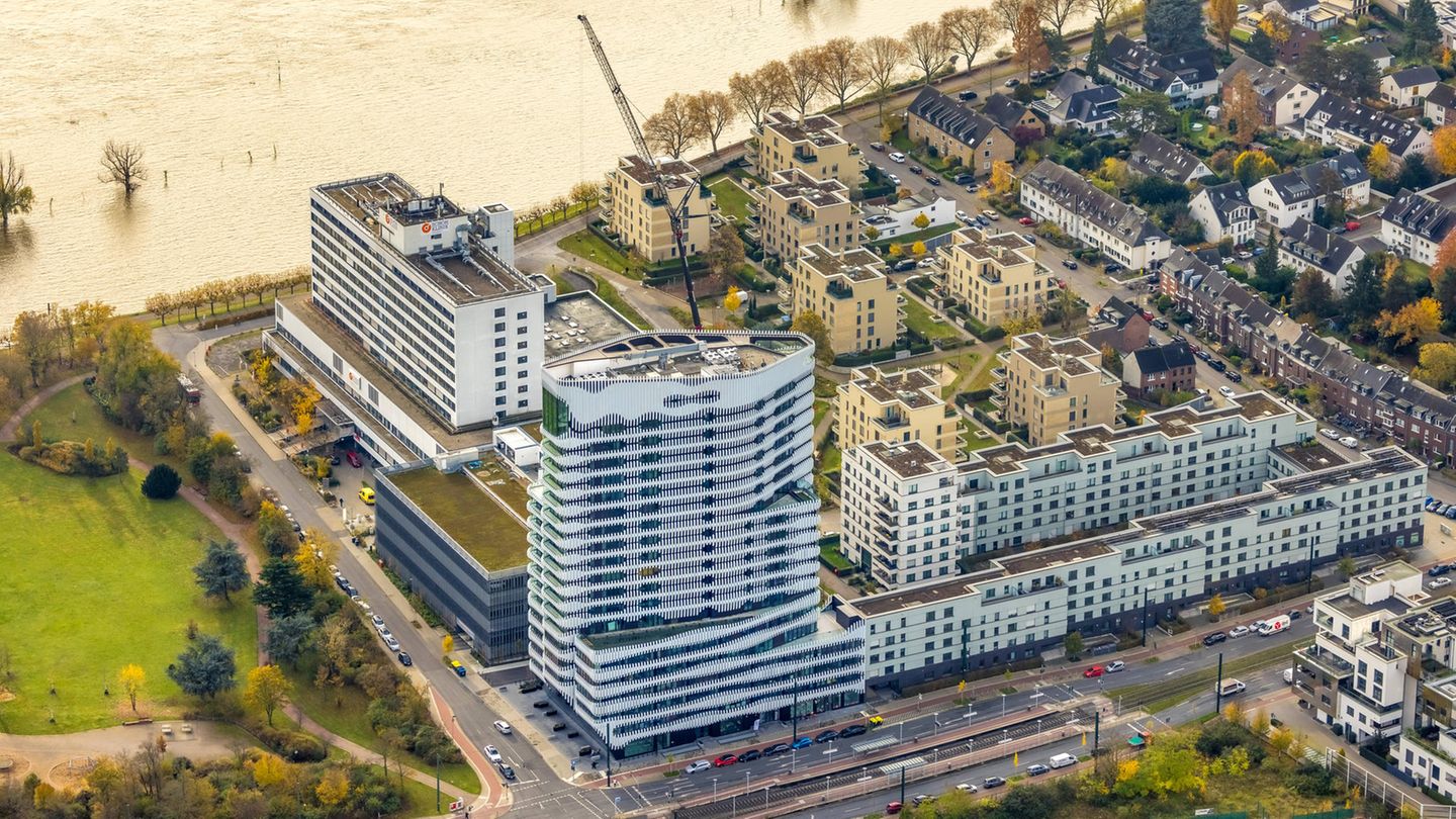Die Gebäude eines Krankenhauses aus der Luft fotografiert