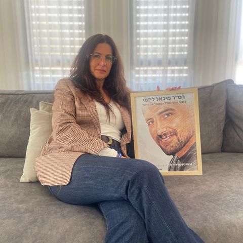 Ein Platz auf der Couch bleibt frei: Inbar Lizmi hat am 7. Oktober ihren einzigen Sohn Michael verloren. Doch dass er als Held starb, gibt ihr Kraft