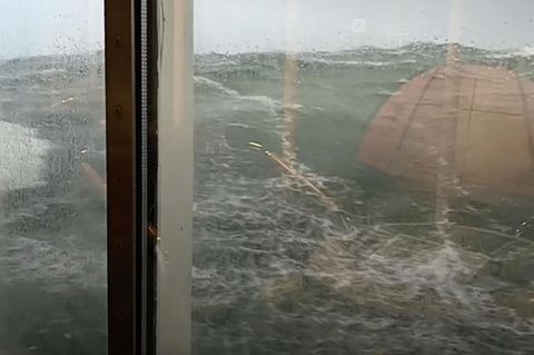 Norwegische MS Maud: Riesenwelle trifft Kreuzfahrtschiff – Passagiere filmen bange Momente