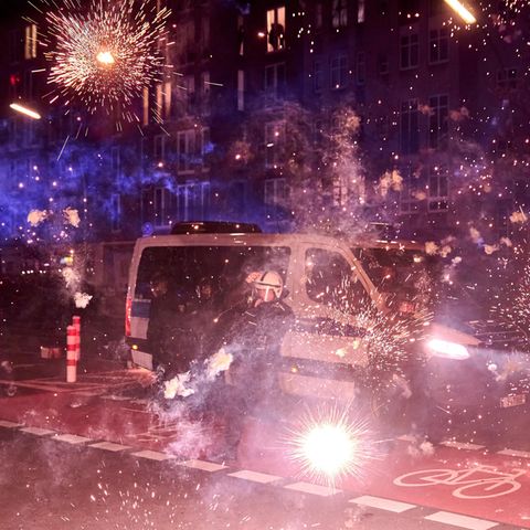 Berlin, Kottbusser Damm Ecke Sanderstraße: Polizisten werden in der vergangenen Silvesternacht mit Böllern und Raketen beschossen.