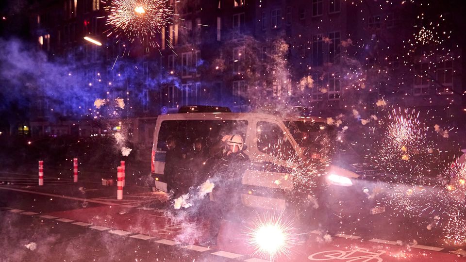 Berlin, Kottbusser Damm Ecke Sanderstraße: Polizisten werden in der vergangenen Silvesternacht mit Böllern und Raketen beschossen.