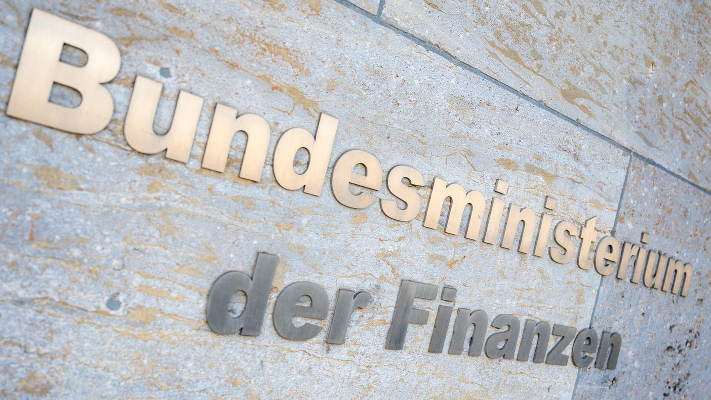 Bundesbehörden: Schild des Finanzministeriums in Berlin: Viele Nebenjobs Schild des Finanzministeriums in Berlin: Viele Nebenjobs
