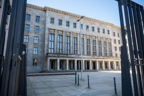 Eingang des Finanzministeriums in Berlin: Viele Nebenjobs