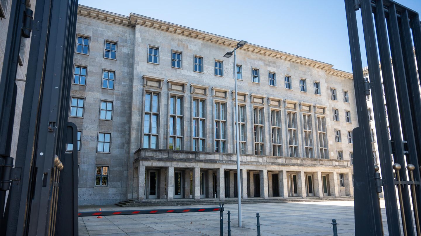 Ministry of Finance: Civil servants earned more than 700,000 euros on the side