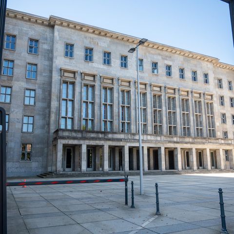 Bundesbehörden: Eingang des Finanzministeriums in Berlin: Viele Nebenjobs Eingang des Finanzministeriums in Berlin: Viele Nebenjobs