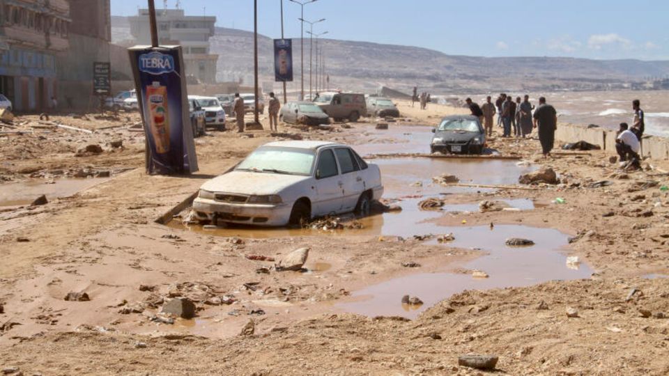 Im September brachen zwei Dämme in der Nähe von Darna in Libyen. Die Sturzflut überflutete die Hafenstadt innerhalb von kürzester Zeit kostete zehntausenden Menschen das Leben.