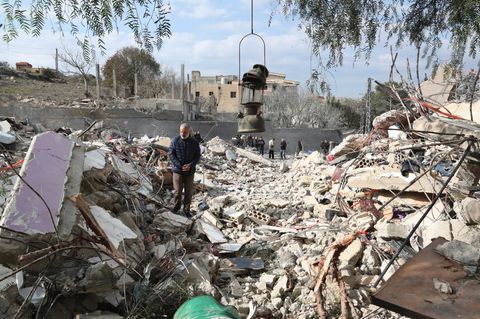 Ein libanesischer Mann steht auf den Trümmern eines Hauses, das durch einen Luftangriff Israels zerstört wurde