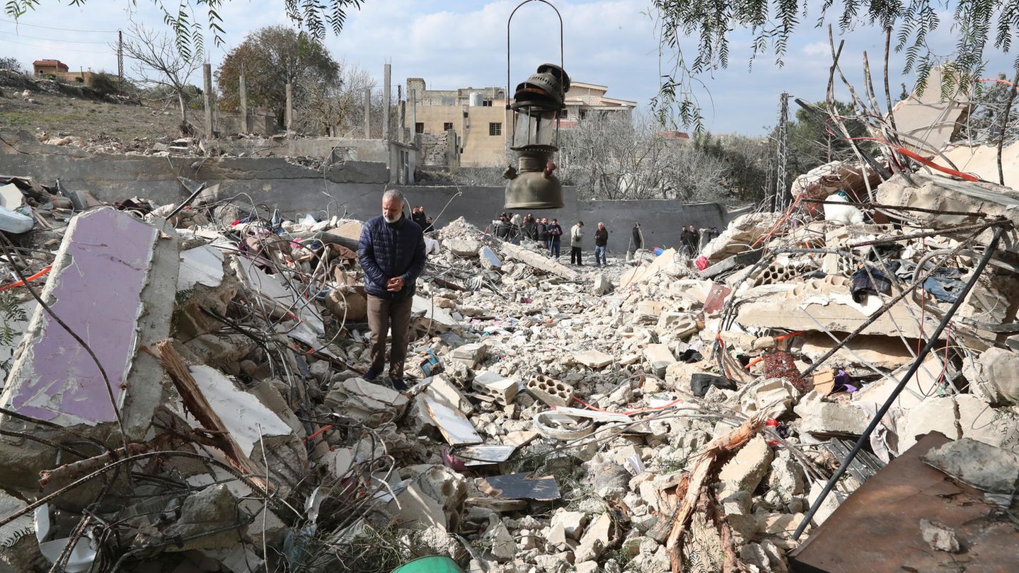 Ein libanesischer Mann steht auf den Trümmern eines Hauses, das durch einen Luftangriff Israels zerstört wurde