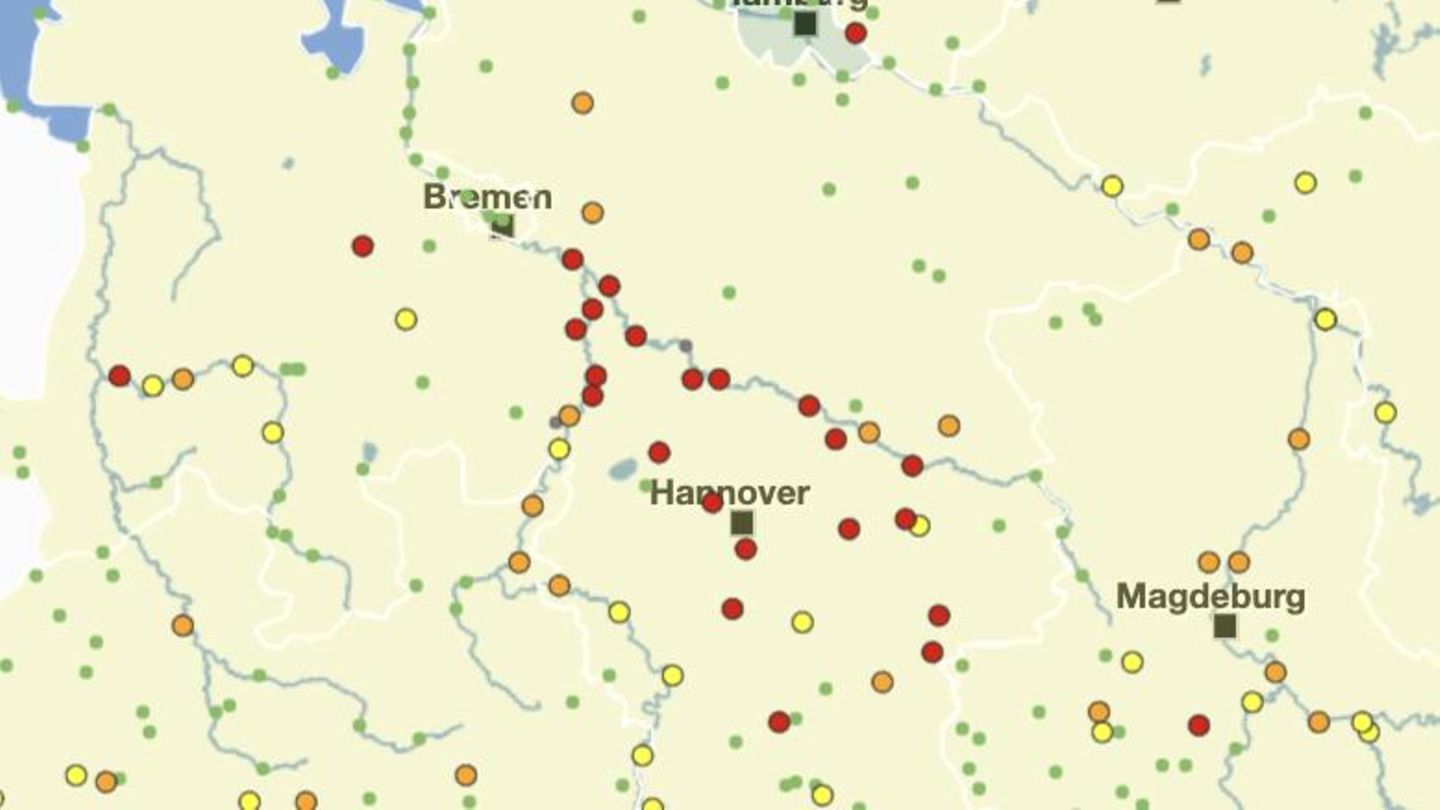 Eine Karte zeigt Pegelstände und Hochwasser