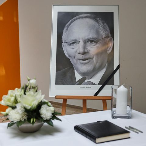 Gedenken an Wolfgang Schäuble: Ein Foto des verstorbenen CDU-Politikers und ein Kondolenzbuch im Konrad-Adenauer-Haus