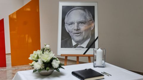 Gedenken an Wolfgang Schäuble: Ein Foto des verstorbenen CDU-Politikers und ein Kondolenzbuch im Konrad-Adenauer-Haus