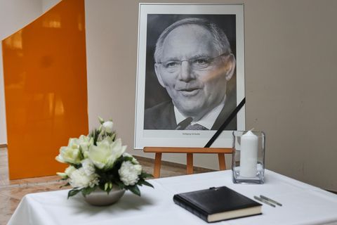 Gedenken an Wolfgang Schäuble: Ein Foto des verstorbenen CDU-Politikers und ein Kondolenzbuch im Konrad-Adenauer-Haus