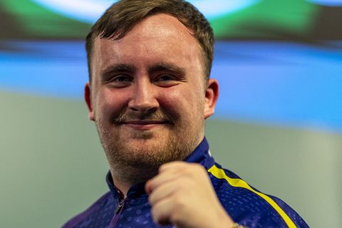 Luke Littler jubelt über seinen Erfolg bei der Darts-WM in London