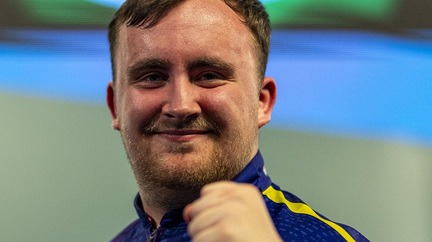 Luke Littler jubelt über seinen Erfolg bei der Darts-WM in London