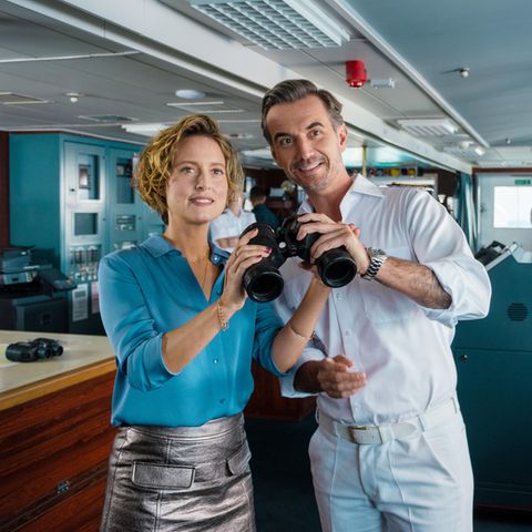 Florian Silbereisen als Kapitän auf der Brücke des Traumschiffes