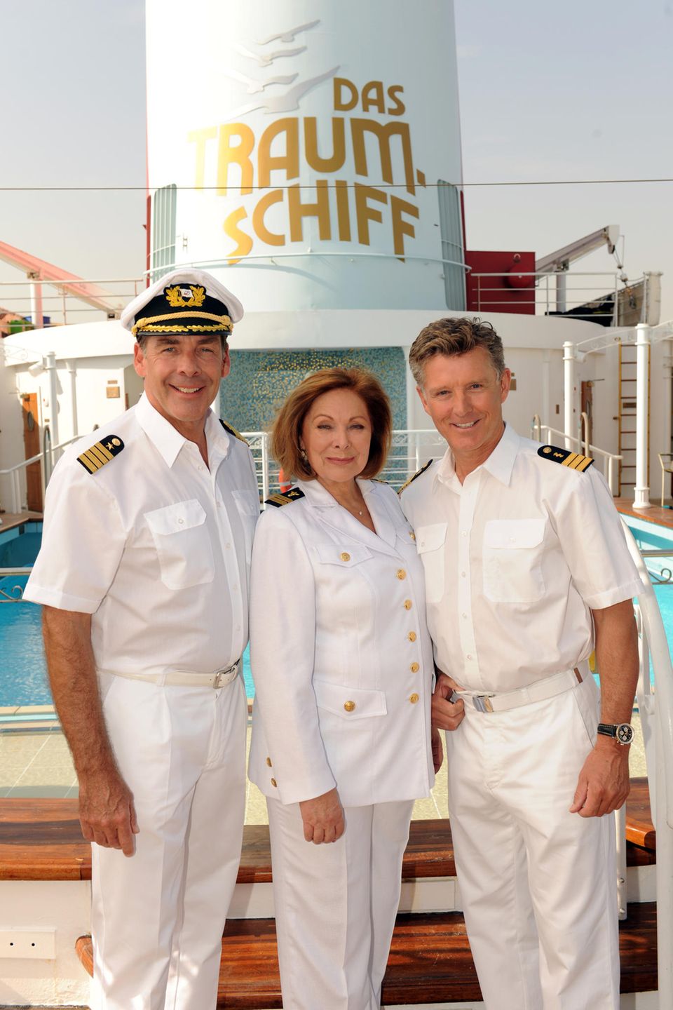 Die Traumschiff-Crew um Kapitän Victor Burger, gespielt von Sascha Hehn Die Traumschiff-Crew um Kapitän Victor Burger, gespielt von Sascha Hehn