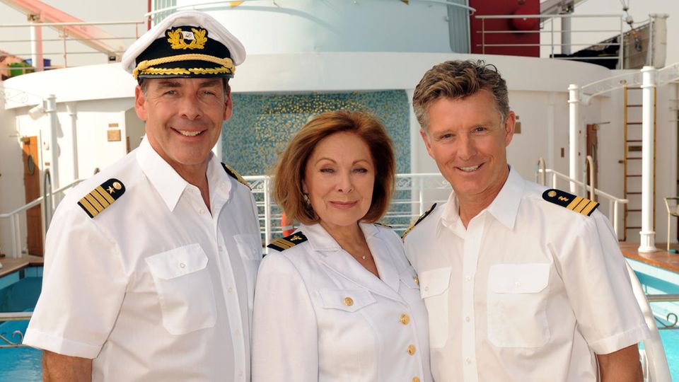 Die Traumschiff-Crew um Kapitän Victor Burger, gespielt von Sascha Hehn