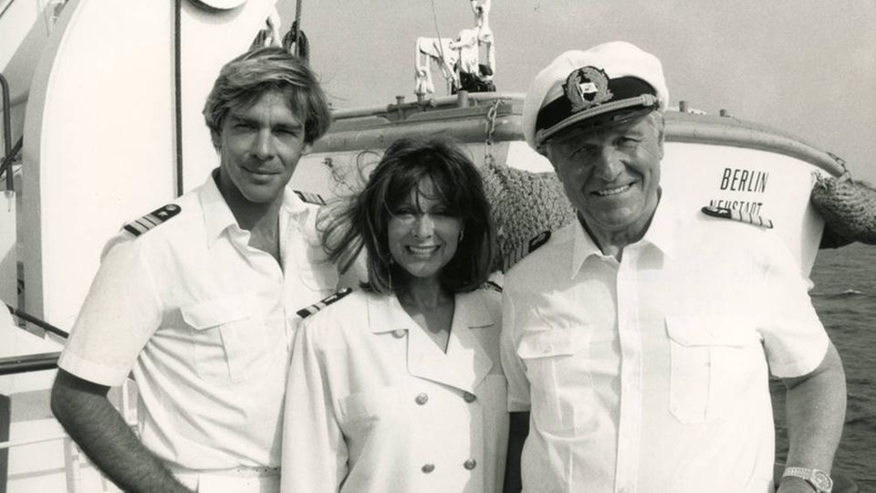 Sascha Hehn, Heide Keller, und Heinz Weiss  an Deck des Traumschiffes in ihrer Uniform.