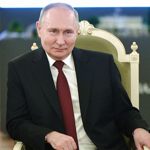 Russland: Wladimir Putin sitzt auf einem Stuhl und lächelt