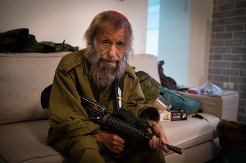 "Was will ich in Jerusalem?", fragt der fromme Schlomo Elharar. Er könnte längst in Sicherheit sein, seine Heimatstadt Kirjat Schmona wurde evakuiert. Doch der 85-Jährige harrt aus, um den umkämpften Norden Israels zu verteidigen