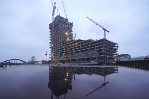 Signa-Gruppe von René Benko: Die Baustelle des Elbtowers in Hamburg spiegelt sich auf dem Display eines Tablets