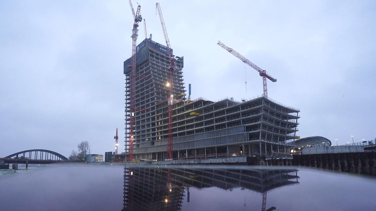 Signa-Gruppe von René Benko: Die Baustelle des Elbtowers in Hamburg spiegelt sich auf dem Display eines Tablets