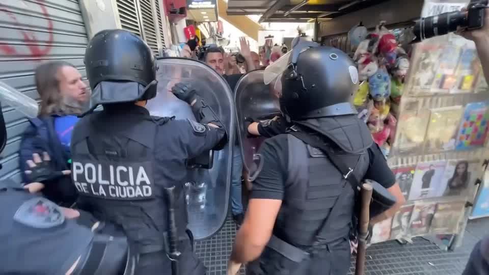 Video: Argentinien: Tausende protestieren gegen Pläne von Präsident Milei
