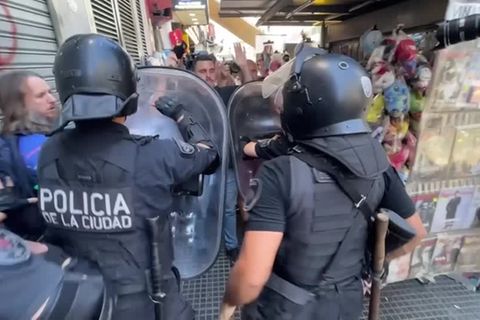 Video: Argentinien: Tausende protestieren gegen Pläne von Präsident Milei