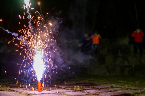 Ein Feuerwerk wird zu Silvester abgebrannt