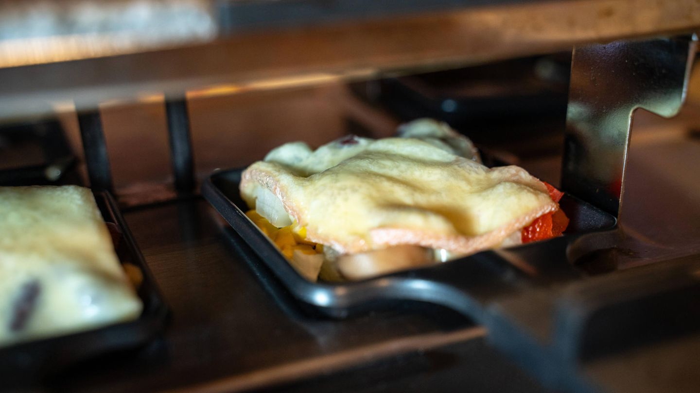 Raclette Käse Raclette Käse in einem Pfännchen