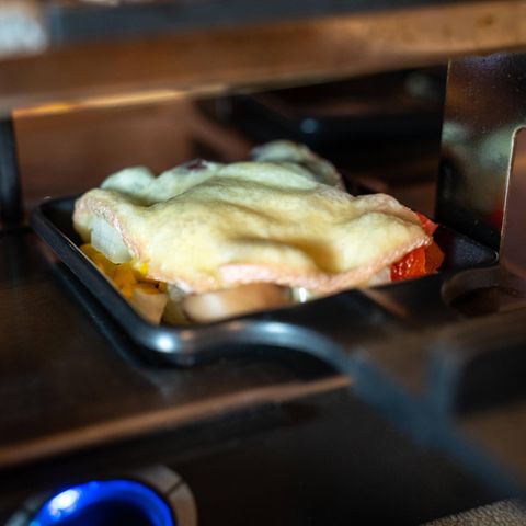 Raclette Käse in einem Pfännchen