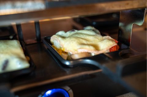 Raclette Käse in einem Pfännchen