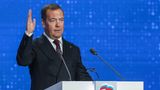 Dmitri Medwedew redet und gestikuliert auf einer Bühne