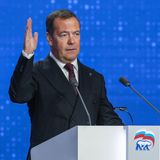 Dmitri Medwedew redet und gestikuliert auf einer Bühne