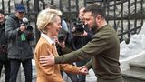 EU-Kommissionspräsidentin Ursula von der Leyen besucht Kiew und gibt Wolodymyr Selenskyj die Hand