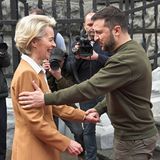 EU-Kommissionspräsidentin Ursula von der Leyen besucht Kiew und gibt Wolodymyr Selenskyj die Hand