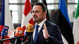 Luxemburgs Ministerpräsident Xavier Bettel steht vor Mikros und gestikuliert