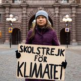 Klimaaktivistin Greta Thunberg hält ein Schild mit "Schulstreik fürs Klima" in die Höhe