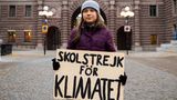 Klimaaktivistin Greta Thunberg hält ein Schild mit "Schulstreik fürs Klima" in die Höhe