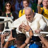 Papst Franziskus wird in Lissabon von einer Menschenmenge begrüßt