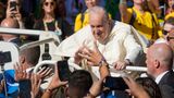 Papst Franziskus wird in Lissabon von einer Menschenmenge begrüßt