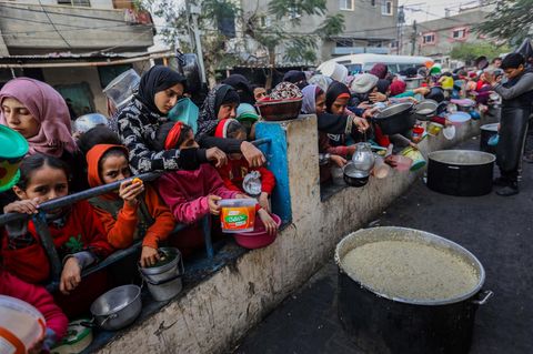 Essen wird an die Bevölkerung im Gazastreifen verteilt