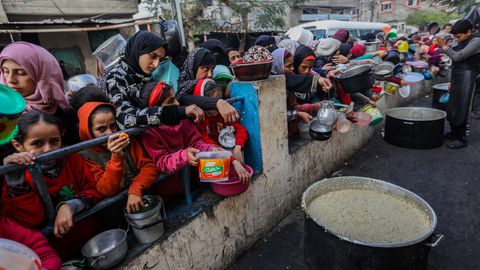 Essen wird an die Bevölkerung im Gazastreifen verteilt